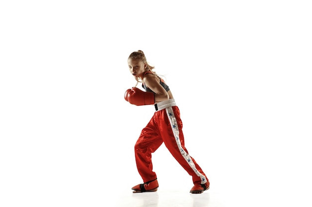 Junges weibliches Kickboxen-Kämpfertraining lokalisiert auf weißem Hintergrund.
