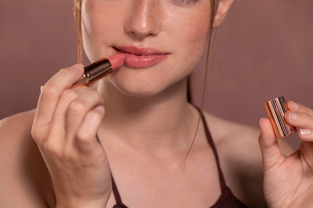 Junges weibliches Model mit Lippenstift