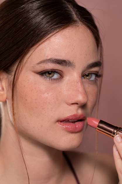 Junges weibliches Model mit Lippenstift