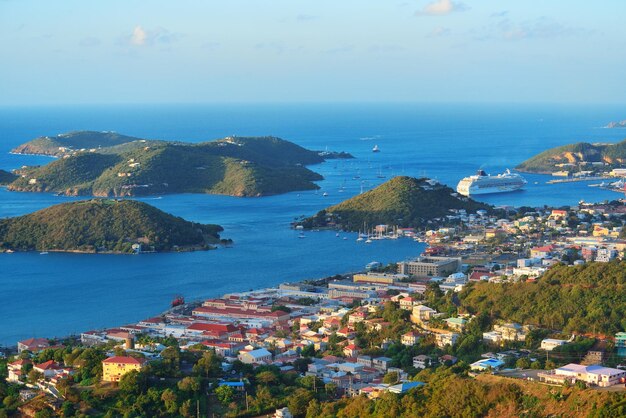 Jungferninseln St. Thomas Hafenblick morgens mit Inselgebäude und Berg