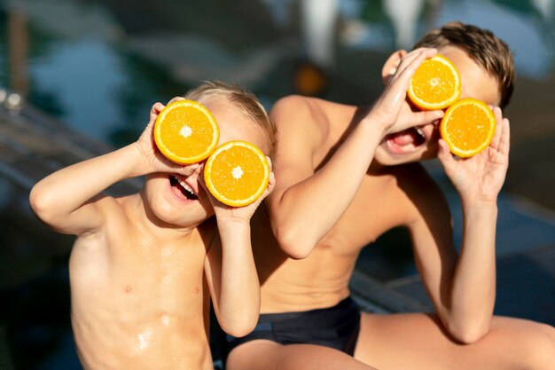 Jungs am Schwimmbad mit Orange