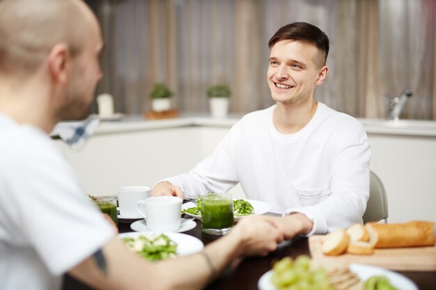 Jungs beim Frühstück