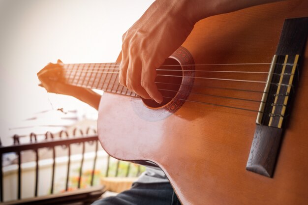 Jungs Hand mit einer Gitarre