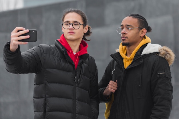 Jungs mit mittlerem Schuss machen ein Selfie