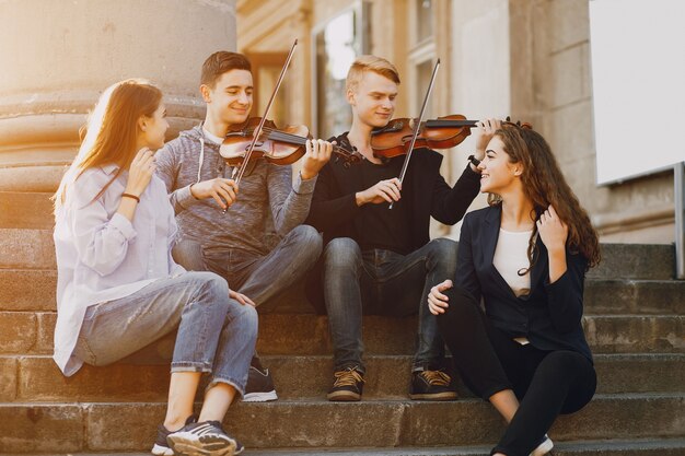 Jungs mit Violoncello