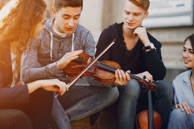 Jungs mit violoncello