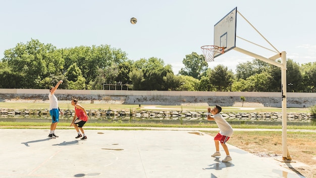 Jungs spielen Basketball Spiel