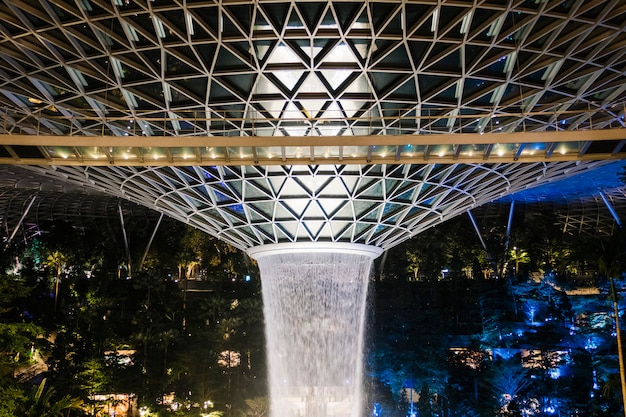 Juwel Brunnen in Singapur in der Nacht