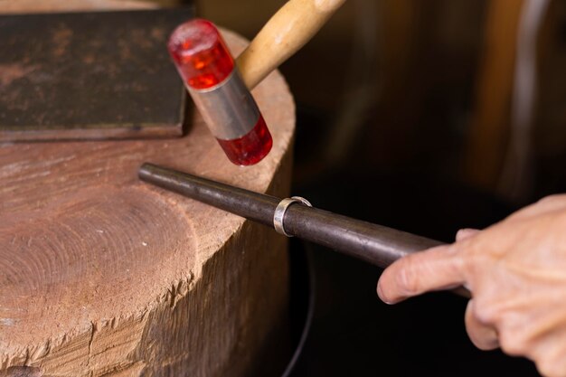 Juwelierhände messen einen Ring