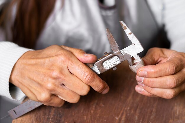 Juwelierhände mit mechanischen Werkzeugen