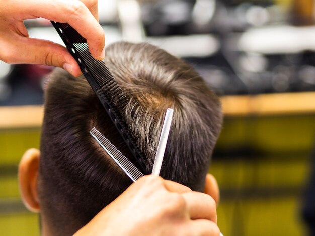 Kämmen und Haare schneiden im Friseurladen