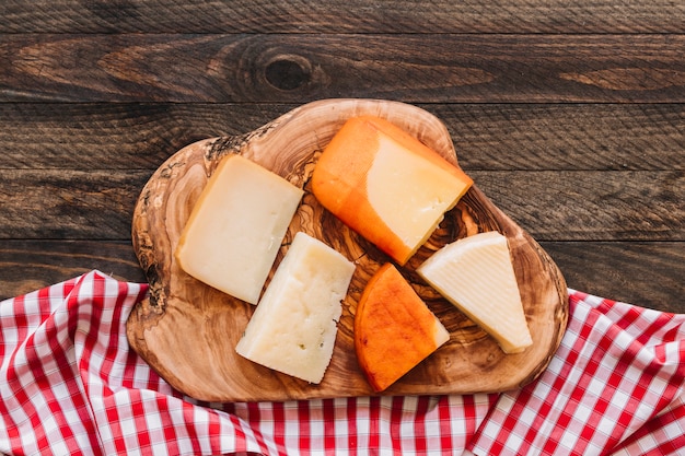 Käse auf Holz nahe Serviette