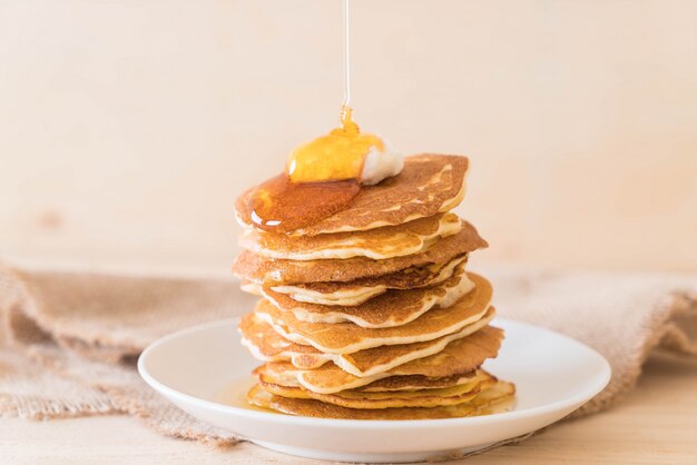 Käse auf Pfannkuchen mit Honig