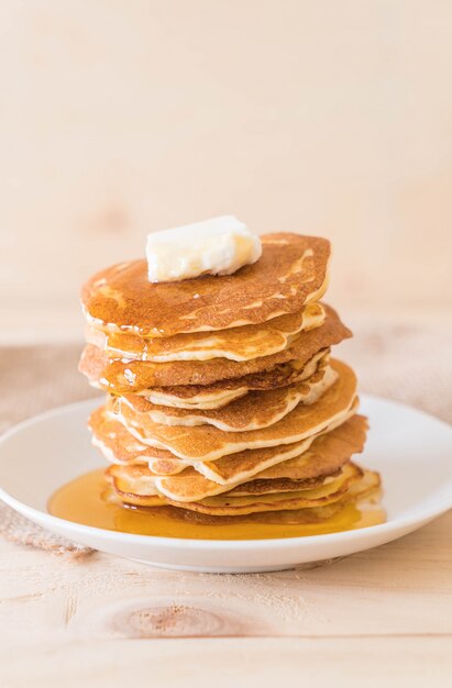 Käse auf Pfannkuchen mit Honig