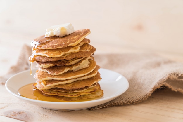 Käse auf Pfannkuchen mit Honig