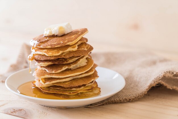 Käse auf Pfannkuchen mit Honig