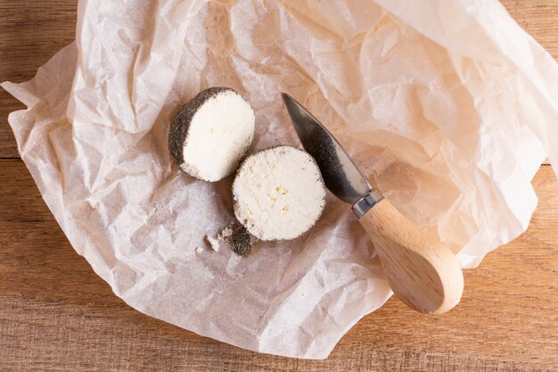 Käse halbieren auf Tisch