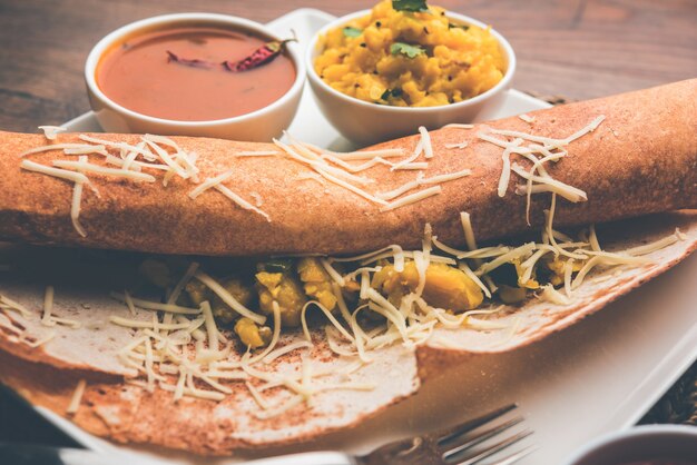 Käse-masala-dosa-rezept mit sambar und chutney, selektiver fokus