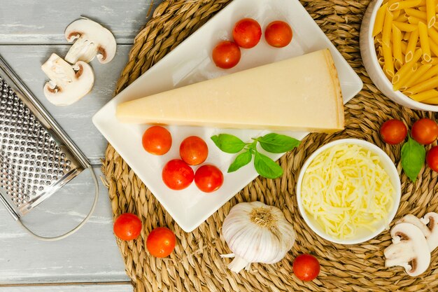 Kostenloses Foto käse mit knoblauch und tomaten