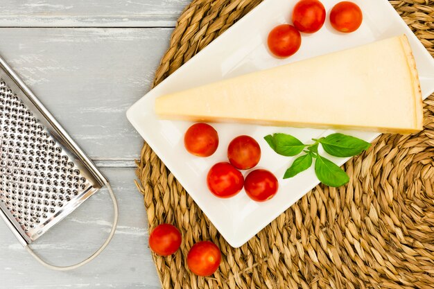 Käse mit Tomaten und Minze