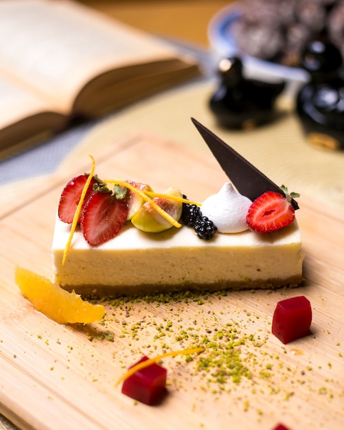 Kostenloses Foto käsekuchen mit beeren erdbeer brombeere feige orange pistazien marmelade seitenansicht