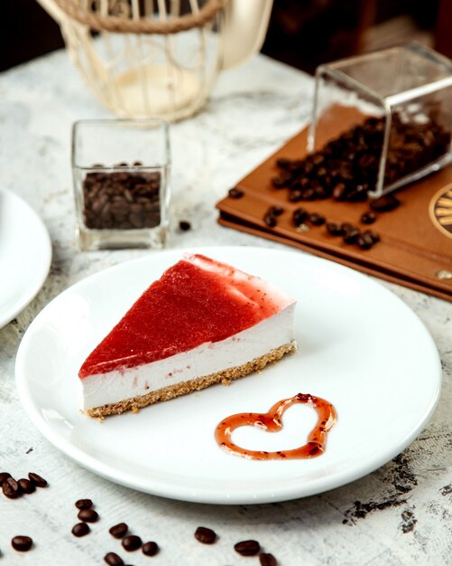 Käsekuchen mit Erdbeermarmelade an der Spitze