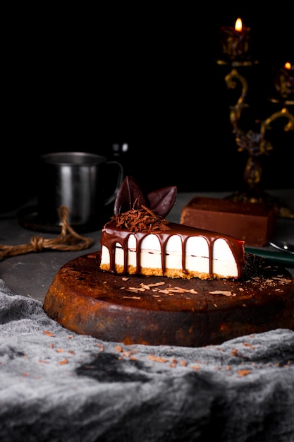 Käsekuchen mit geschmolzener Schokolade auf der Oberseite