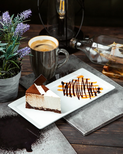 Kostenloses Foto käsekuchen mit kaffee und tasse kaffee gekrönt