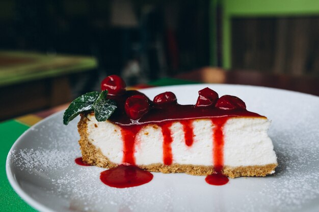 Käsekuchenscheibe auf Platte