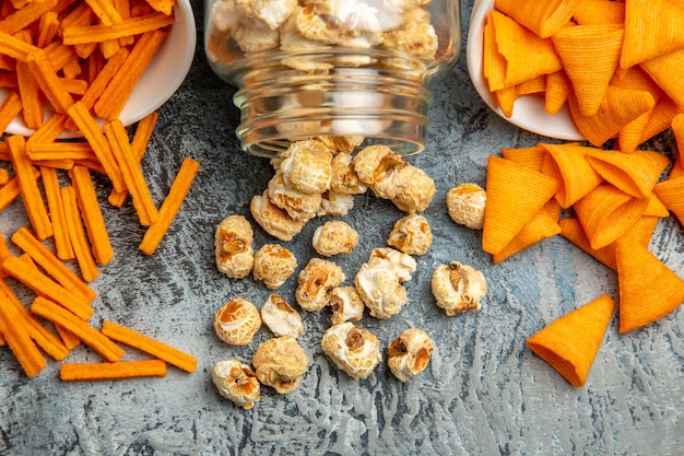 Kostenloses Foto käsespitzen der vorderansicht mit popcorn auf hellem hintergrund