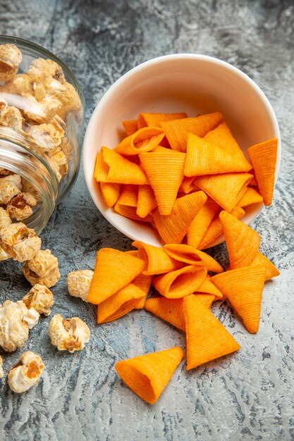 Käsespitzen der Vorderansicht mit Popcorn auf hellem Hintergrund