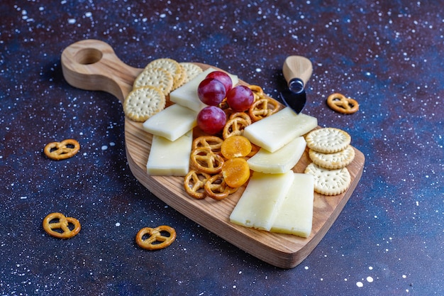 Kostenloses Foto käseteller mit leckerem tilsiter käse und snacks.