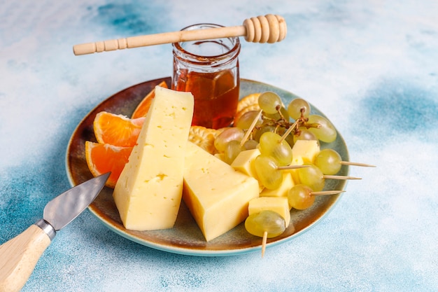 Käseteller mit leckerem Tilsiter Käse und Snacks.