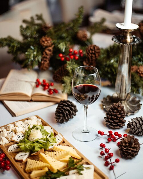 Käseteller und Glas Wein