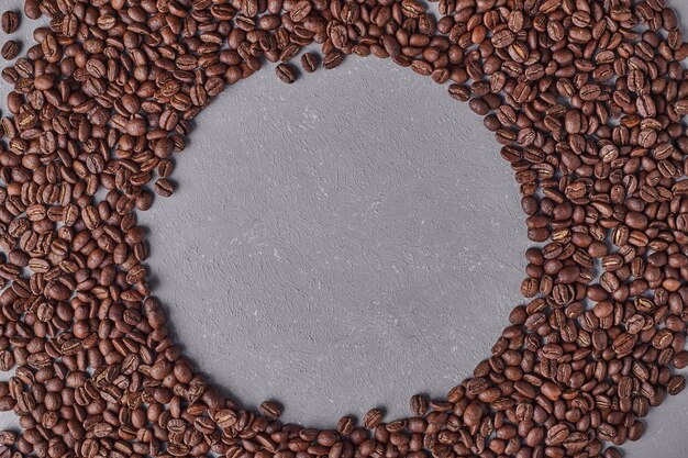 Kaffee-Arabica-Bohnen in Kreisform.