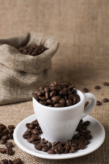 Kaffee geröstete Bohnen in weißer Tasse