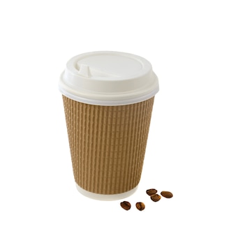 Kaffee in brauner tasse zum mitnehmen mit bohnen auf weißem hintergrund