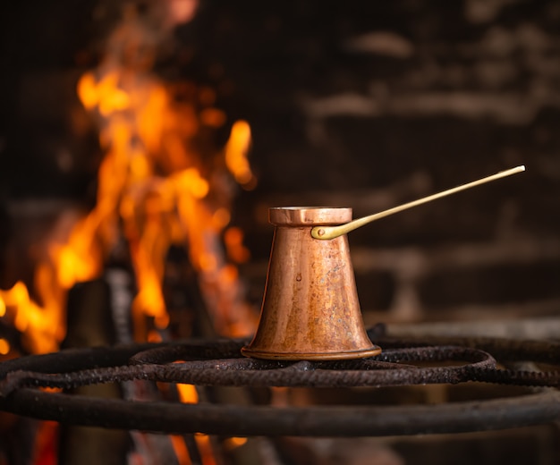 Kaffee in einem Türken am offenen Feuer kochen.