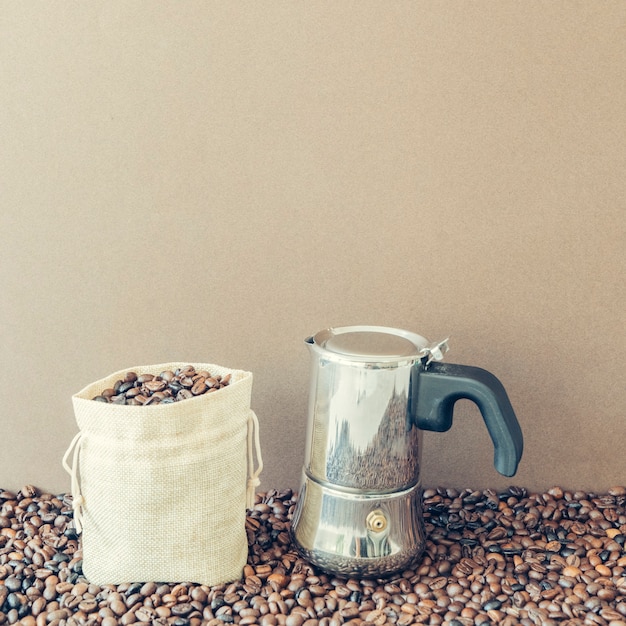 Kostenloses Foto kaffee-komposition mit tasche und moka-topf