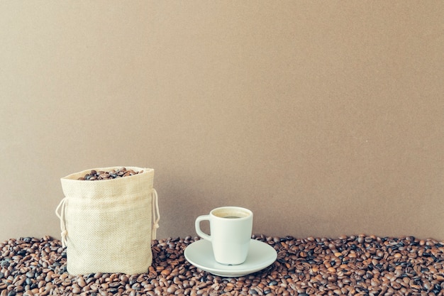 Kaffee-Konzept mit Beutel neben Tasse