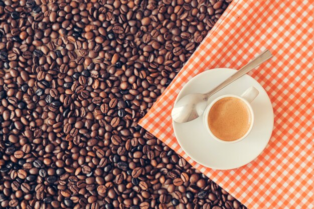 Kaffee-Konzept mit Kaffeetasse auf Tuch