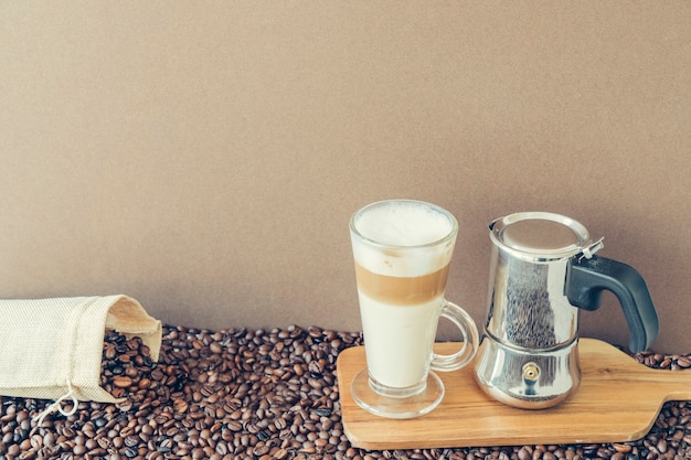 Kaffee-Konzept mit Macchiato neben Moka-Topf