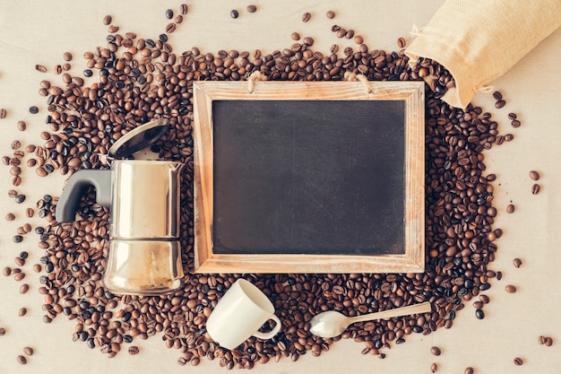 Kaffee-Konzept mit Schiefer und Moka-Topf