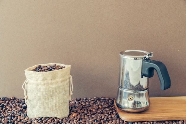 Kaffee-Konzept mit Tasche und Moka-Topf
