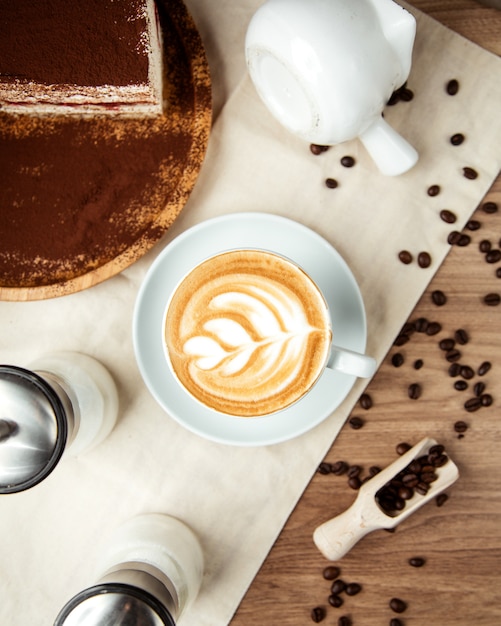 Kostenloses Foto kaffee latte tiramisu kaffeebohnen draufsicht