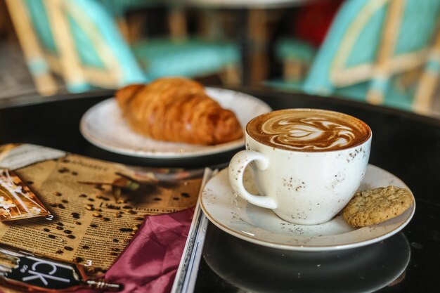 Kaffee letzteres mit Keksen Croissant Seitenansicht