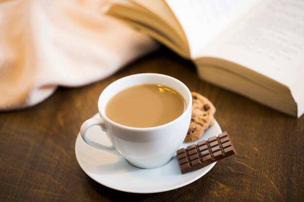 Kaffee mit Keks und Schokolade
