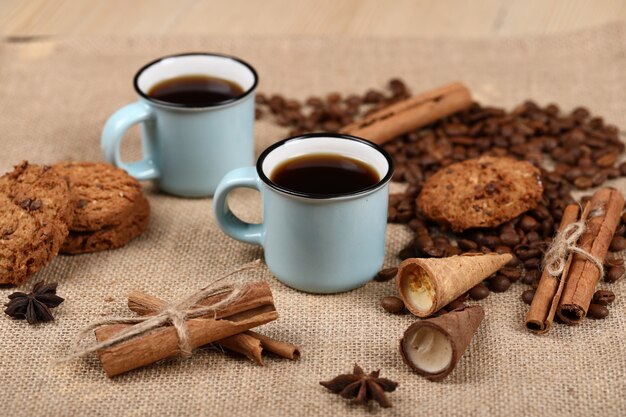 Kaffee mit Keksen und Zimt.