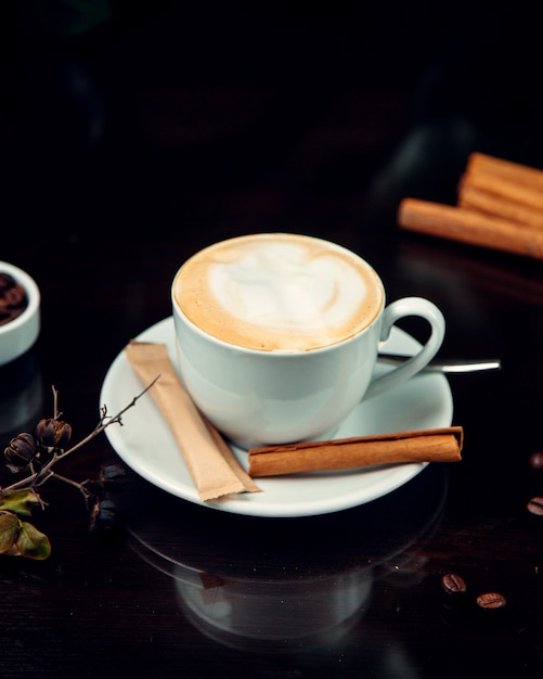 Kostenloses Foto kaffee mit schlagsahne und zimt