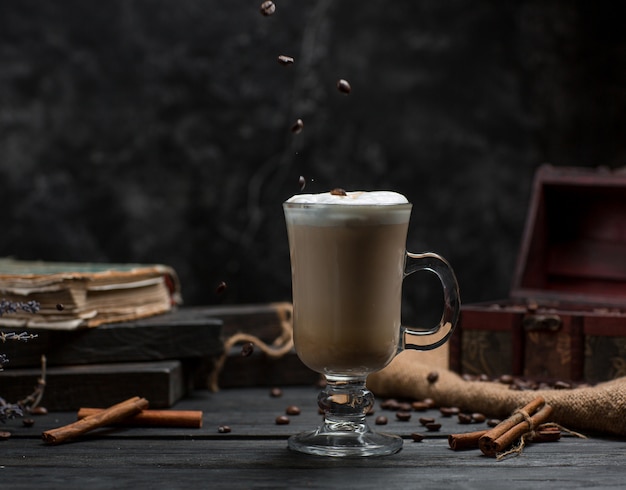 Kaffee mit Zimt auf dem Tisch